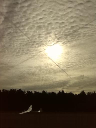 41  Zon strepen wolken