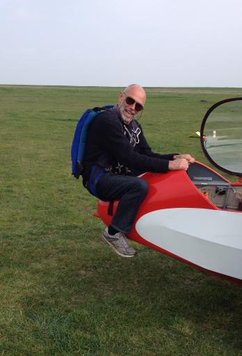 50  Instructeur helpt bij het plaatsen van het staartwiel